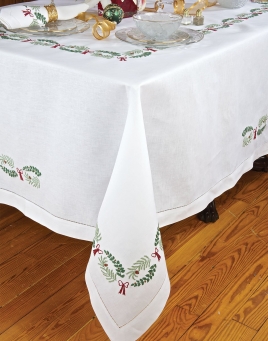 Holly Days Table Linens